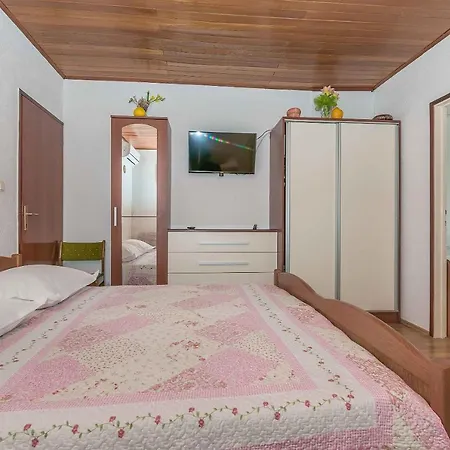 Apartment Josip Omis